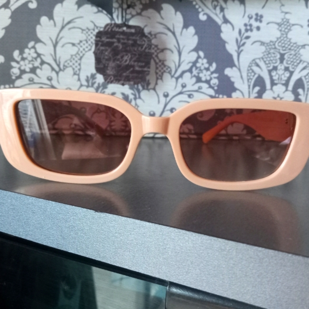 NWOT Fun Trendy Unisex Sunnies
